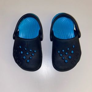 Toddler boy blue crocs size 5